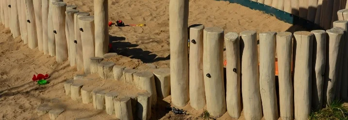 Ein Sandkasten mit Spielzeug.